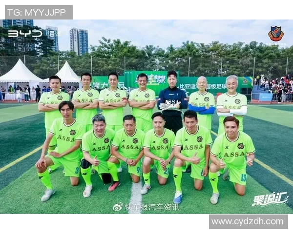 足球明星齐聚一堂合照展现荣耀时刻尽显绿茵场上风采