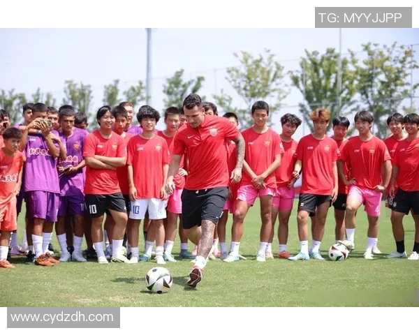 足球球星怒吼背后的力量与激情:从场上到场下的心路历程 足球球星怒吼背后的力量与激情:从场上到场下的心路历程